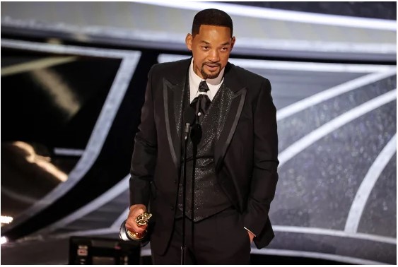 Will Smith menerima penghargaan aktor terbaik dalam peran utama untuk King Richard di Academy Awards di Los Angeles pada hari Minggu. 